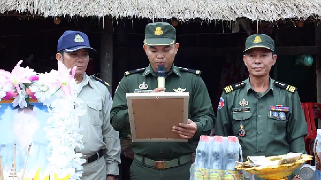 អ​.ន​.ក​. ខេត្ត​កំពង់ធំ​ ប្រគល់​ថវិកា​បេឡា​មរណៈ​សង្គ្រោះ​ និង​អំណោយ​មនុស្ស​ធម៌​ជូន​គ្រួសារ​សព​អតីត​យុទ្ធ​ជននៅស្រុក​សណ្តាន់ - Image 8
