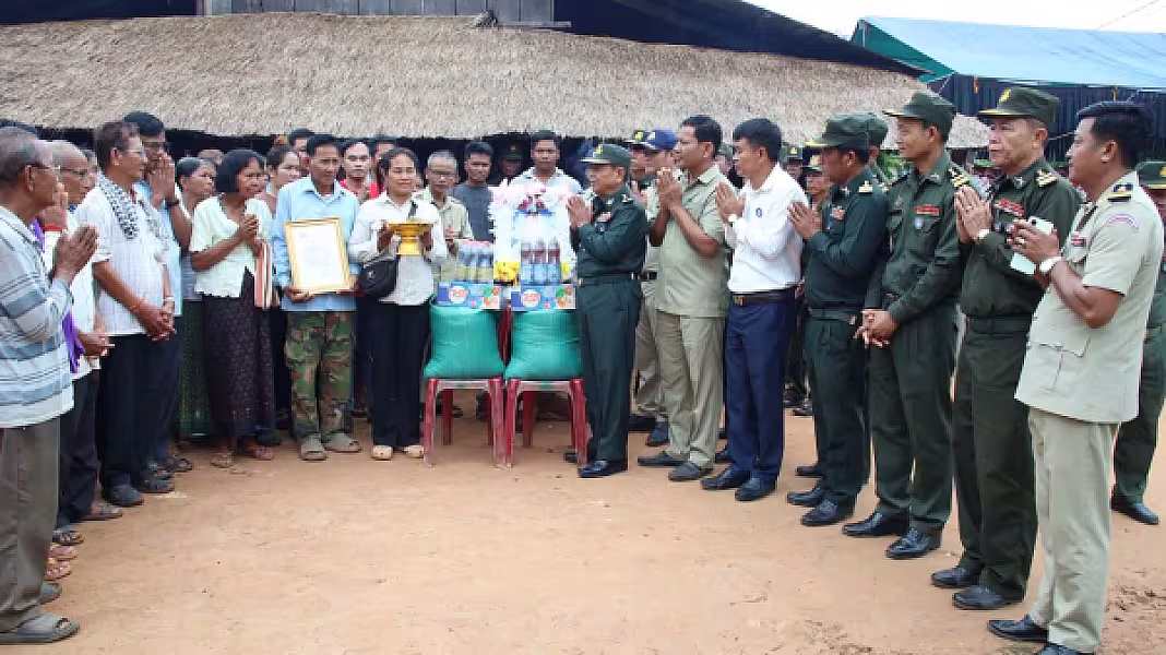 អ​.ន​.ក​. ខេត្ត​កំពង់ធំ​ ប្រគល់​ថវិកា​បេឡា​មរណៈ​សង្គ្រោះ​ និង​អំណោយ​មនុស្ស​ធម៌​ជូន​គ្រួសារ​សព​អតីត​យុទ្ធ​ជននៅស្រុក​សណ្តាន់ - Image 9