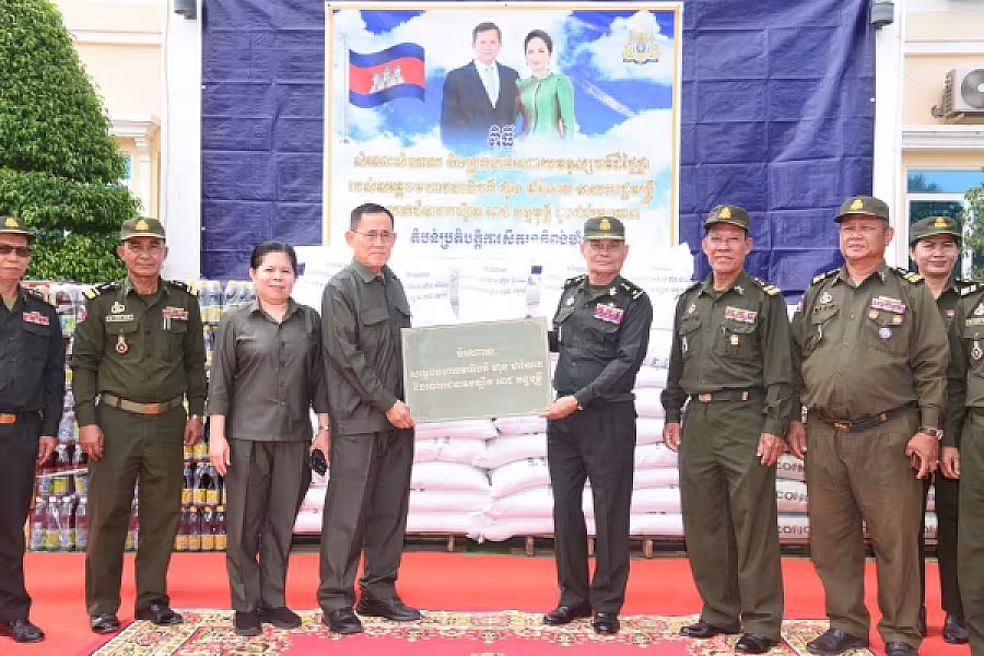បញ្ជាការដ្ឋានតំបន់ប្រតិបត្តិការសឹករងកំពង់ឆ្នាំងទទួលអំណោយពីសម្តេចបវរធិបតី ហ៊ុន ម៉ាណែត ដើម្បីបន្តការងារមនុស្សធម៌ ជួយដល់គ្រួសារវីរៈកងទ័ពជួរមុខ អតីតយុទ្ធជន និងនិវត្តជន  - Image 19