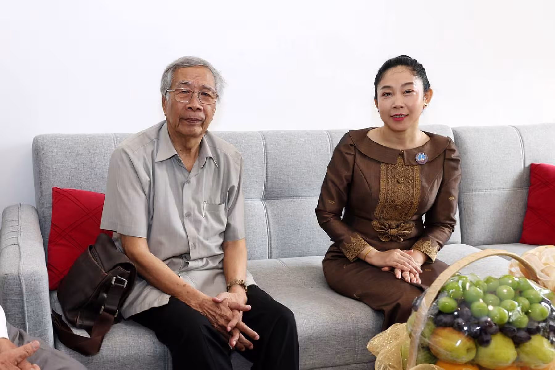 លោកជំទាវ ទុយ សិរីរតនៈ នេត្រភក្ត្រា ដឹកនាំក្រុមការងារចុះសួរសុខទុក្ខ ឯកឧត្តម ថាច់ ផែន