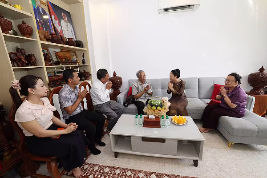 លោកជំទាវ ទុយ សិរីរតនៈ នេត្រភក្ត្រា ដឹកនាំក្រុមការងារចុះសួរសុខទុក្ខ ឯកឧត្តម ថាច់ ផែន - Image 5