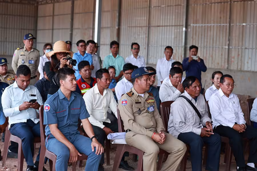ឯកឧត្តម គន់ គីម ដឹកនាំកិច្ចប្រជុំពិនិត្យ និងដោះស្រាយការងារចាំបាច់ភូមិអតីតយុទ្ធជន និងនិវត្តជន ក្នុងខេត្តបាត់ដំបង - Image 7