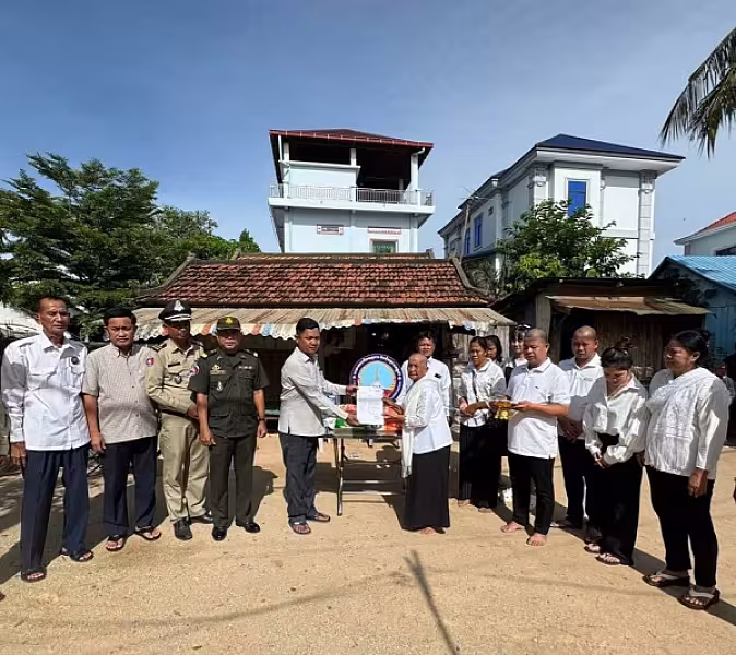 អ.ន.ក. ស្រុកអង្គស្នួល នាំយកអំណោយ និងថវិកាបេឡាមរណសង្គ្រោះជូនគ្រួសារសពសមាជិក - Image 2