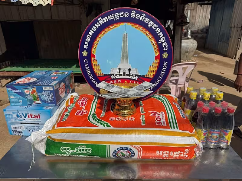 អ.ន.ក. ស្រុកអង្គស្នួល នាំយកអំណោយ និងថវិកាបេឡាមរណសង្គ្រោះជូនគ្រួសារសពសមាជិក - Image 7