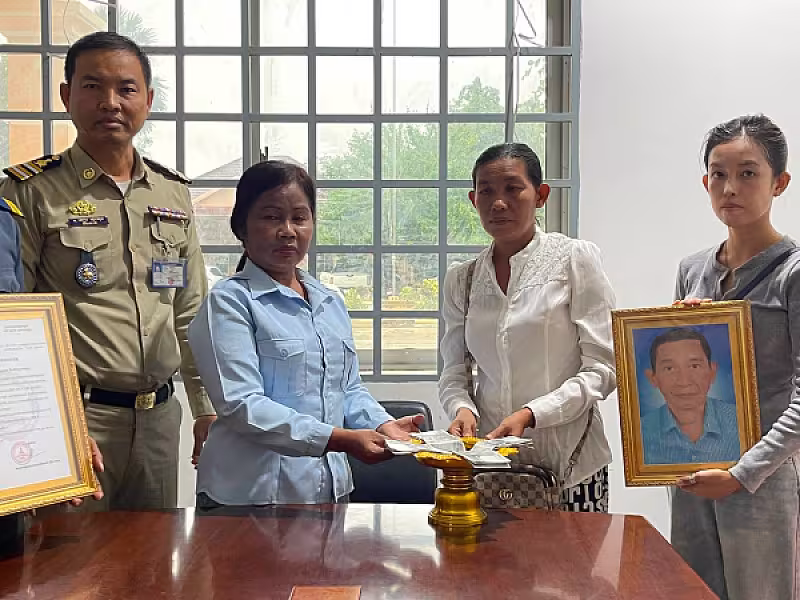 អ.ន.ក.ស្រុកសង្កែ ចុះប្រគល់ថវិកាបេឡាមរណសង្គ្រោះជូនគ្រួសារសព - Image 3