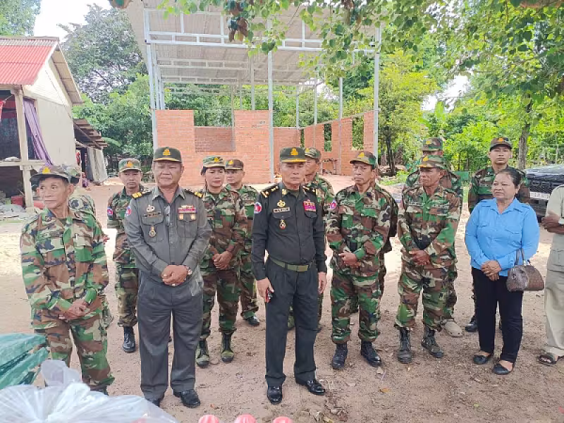 អ.ន.ក. ខេត្តកំពង់ឆ្នាំង នាំយកអំណោយចែកជូនគ្រួសារទីទ័លក្រចំនួន​ ៦គ្រួសារ            - Image 4