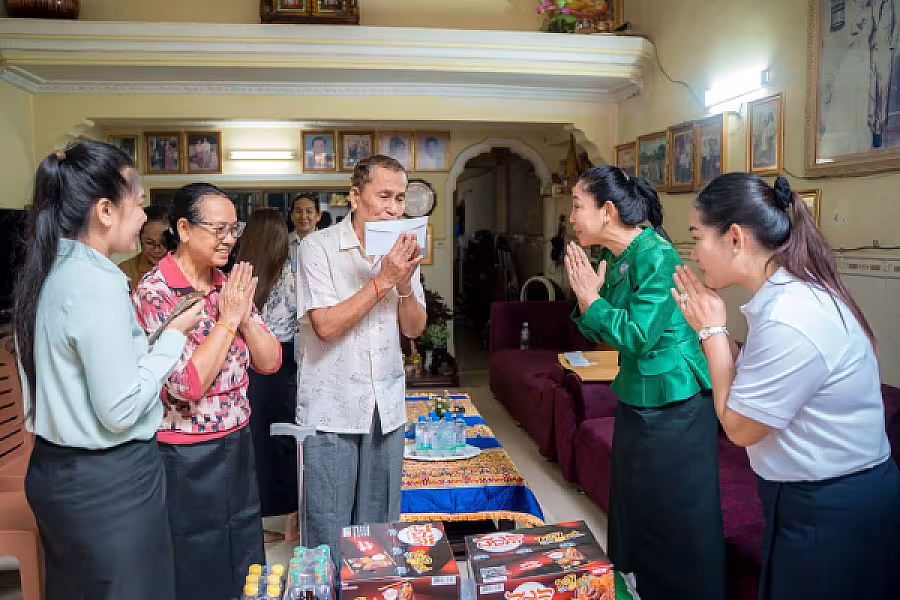 លោកជំទាវ ទុយ សិរីរតនៈ នេត្រភក្ត្រា អញ្ជើញបានចុះសួរសុខទុក្ខនិវត្តជនដែលជាអតីតមន្ត្រីរាជការក្រសួងព័ត៌មាន - Image 6