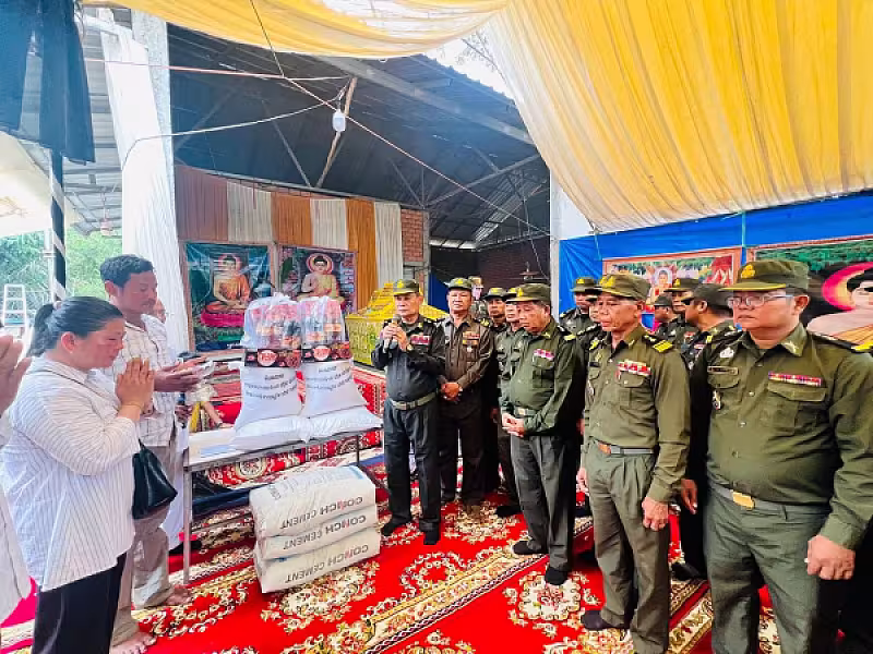 អ.ន.ក.ខេត្តកំពង់ឆ្នាំង អញ្ជើញគោរពវិញ្ញាណក្ខន្ធសពវីរកងទ័ពពលី ឈរជើងក្នុងខេត្តឧត្តរមានជ័យ - Image 4