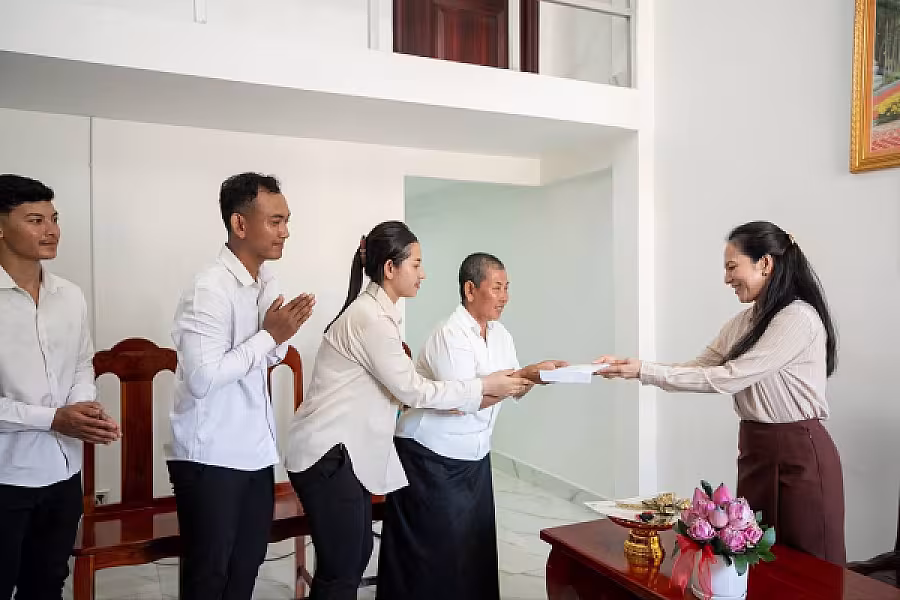 លោកជំទាវបណ្ឌិត ពេជ ចន្ទមុន្នី ហ៊ុន ម៉ាណែត អញ្ជើញប្រគល់ផ្ទះថ្មីចំនួន ៣ខ្នង ជូនក្រុមគ្រួសាររបស់វីរកងទ័ពពលីនៅខេត្តកណ្តាល - Image 2