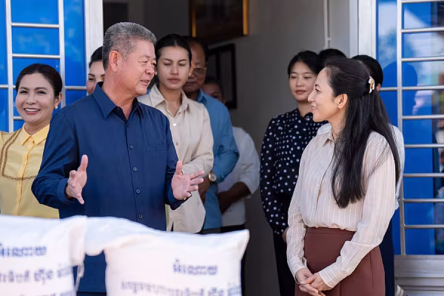 លោកជំទាវបណ្ឌិត ពេជ ចន្ទមុន្នី ហ៊ុន ម៉ាណែត អញ្ជើញប្រគល់ផ្ទះថ្មីចំនួន ៣ខ្នង ជូនក្រុមគ្រួសាររបស់វីរកងទ័ពពលីនៅខេត្តកណ្តាល - Image 3