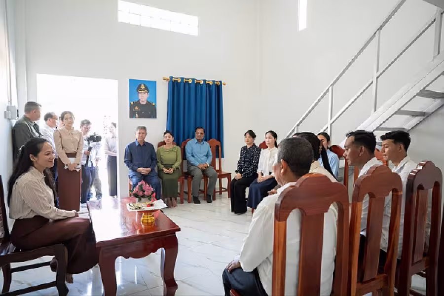 លោកជំទាវបណ្ឌិត ពេជ ចន្ទមុន្នី ហ៊ុន ម៉ាណែត អញ្ជើញប្រគល់ផ្ទះថ្មីចំនួន ៣ខ្នង ជូនក្រុមគ្រួសាររបស់វីរកងទ័ពពលីនៅខេត្តកណ្តាល - Image 6