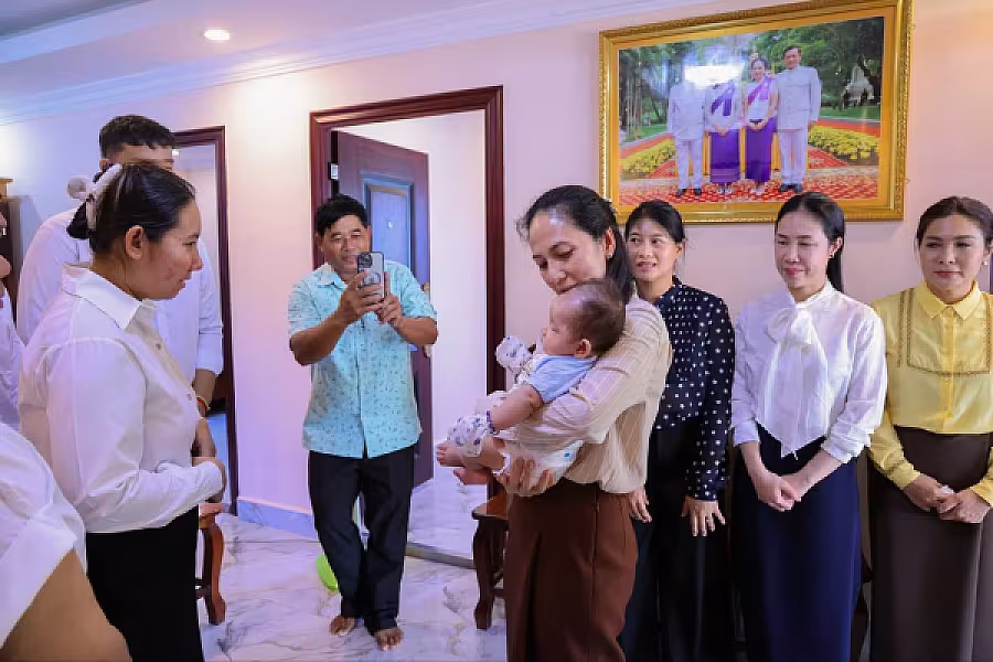 លោកជំទាវបណ្ឌិត ពេជ ចន្ទមុន្នី ហ៊ុន ម៉ាណែត អញ្ជើញប្រគល់ផ្ទះថ្មីចំនួន ៣ខ្នង ជូនក្រុមគ្រួសាររបស់វីរកងទ័ពពលីនៅខេត្តកណ្តាល - Image 7