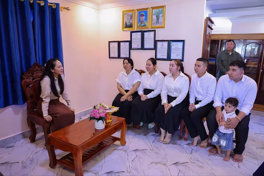 លោកជំទាវបណ្ឌិត ពេជ ចន្ទមុន្នី ហ៊ុន ម៉ាណែត អញ្ជើញប្រគល់ផ្ទះថ្មីចំនួន ៣ខ្នង ជូនក្រុមគ្រួសាររបស់វីរកងទ័ពពលីនៅខេត្តកណ្តាល - Image 9