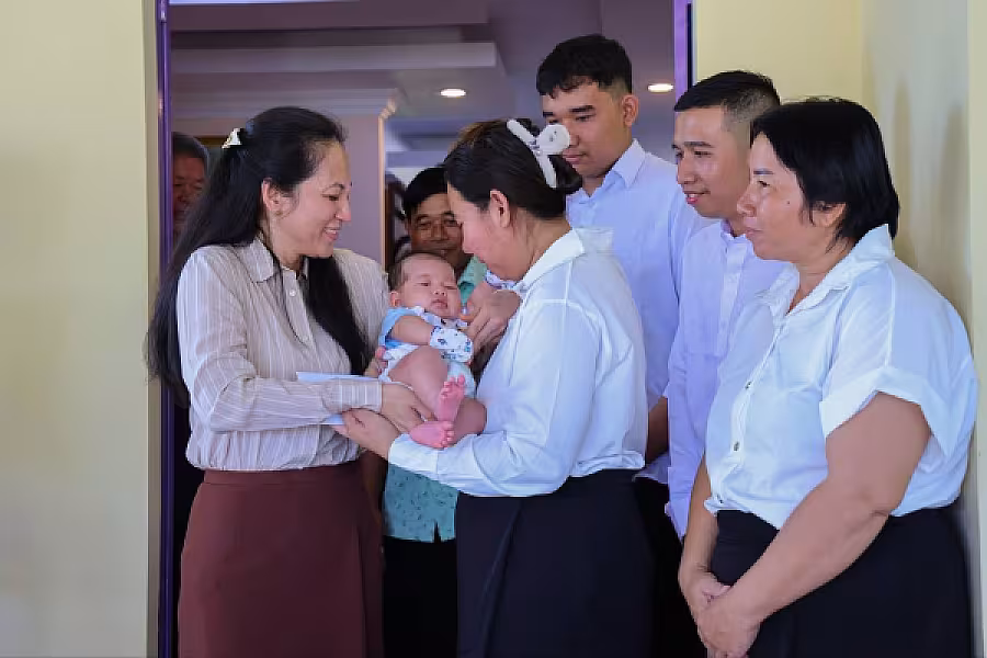 លោកជំទាវបណ្ឌិត ពេជ ចន្ទមុន្នី ហ៊ុន ម៉ាណែត អញ្ជើញប្រគល់ផ្ទះថ្មីចំនួន ៣ខ្នង ជូនក្រុមគ្រួសាររបស់វីរកងទ័ពពលីនៅខេត្តកណ្តាល - Image 12