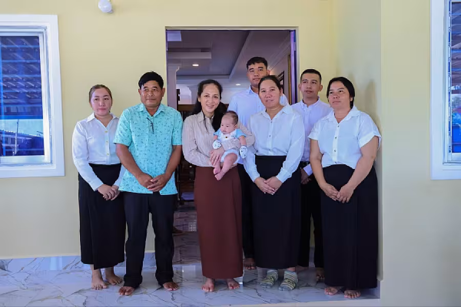 លោកជំទាវបណ្ឌិត ពេជ ចន្ទមុន្នី ហ៊ុន ម៉ាណែត អញ្ជើញប្រគល់ផ្ទះថ្មីចំនួន ៣ខ្នង ជូនក្រុមគ្រួសាររបស់វីរកងទ័ពពលីនៅខេត្តកណ្តាល - Image 13