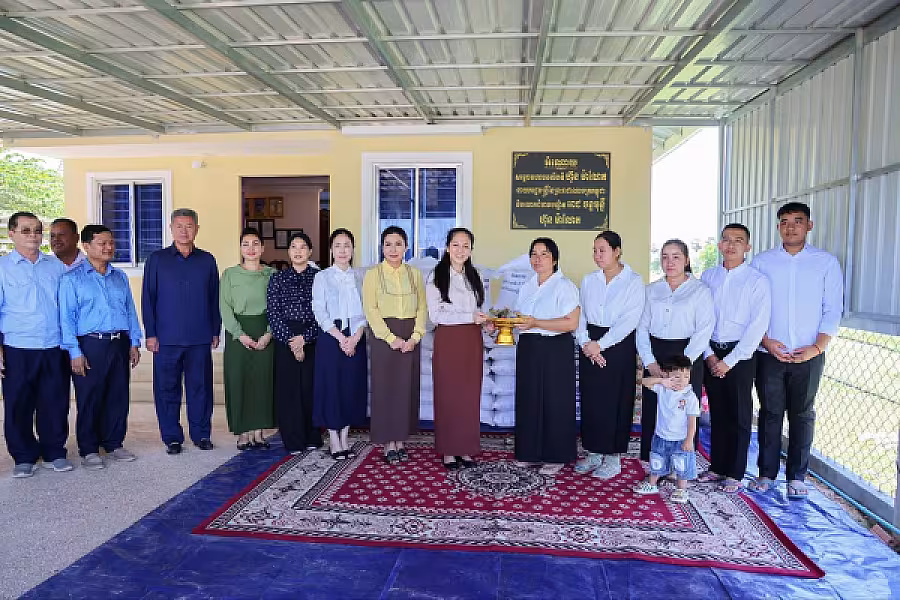 លោកជំទាវបណ្ឌិត ពេជ ចន្ទមុន្នី ហ៊ុន ម៉ាណែត អញ្ជើញប្រគល់ផ្ទះថ្មីចំនួន ៣ខ្នង ជូនក្រុមគ្រួសាររបស់វីរកងទ័ពពលីនៅខេត្តកណ្តាល - Image 14