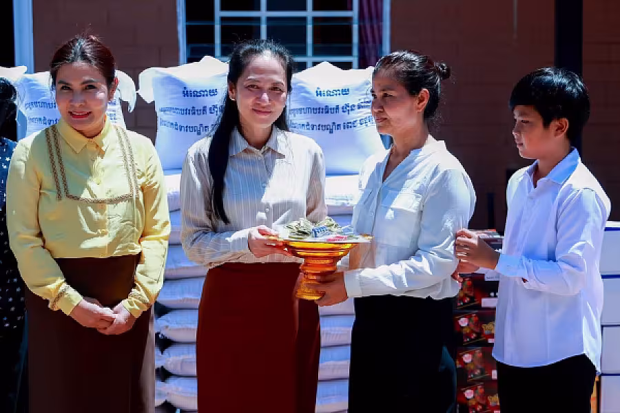 លោកជំទាវបណ្ឌិត ពេជ ចន្ទមុន្នី ហ៊ុន ម៉ាណែត អញ្ជើញប្រគល់ផ្ទះថ្មីចំនួន ៣ខ្នង ជូនក្រុមគ្រួសាររបស់វីរកងទ័ពពលីនៅខេត្តកណ្តាល - Image 18