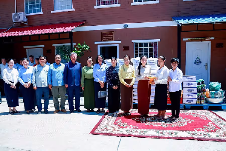 លោកជំទាវបណ្ឌិត ពេជ ចន្ទមុន្នី ហ៊ុន ម៉ាណែត អញ្ជើញប្រគល់ផ្ទះថ្មីចំនួន ៣ខ្នង ជូនក្រុមគ្រួសាររបស់វីរកងទ័ពពលីនៅខេត្តកណ្តាល - Image 19