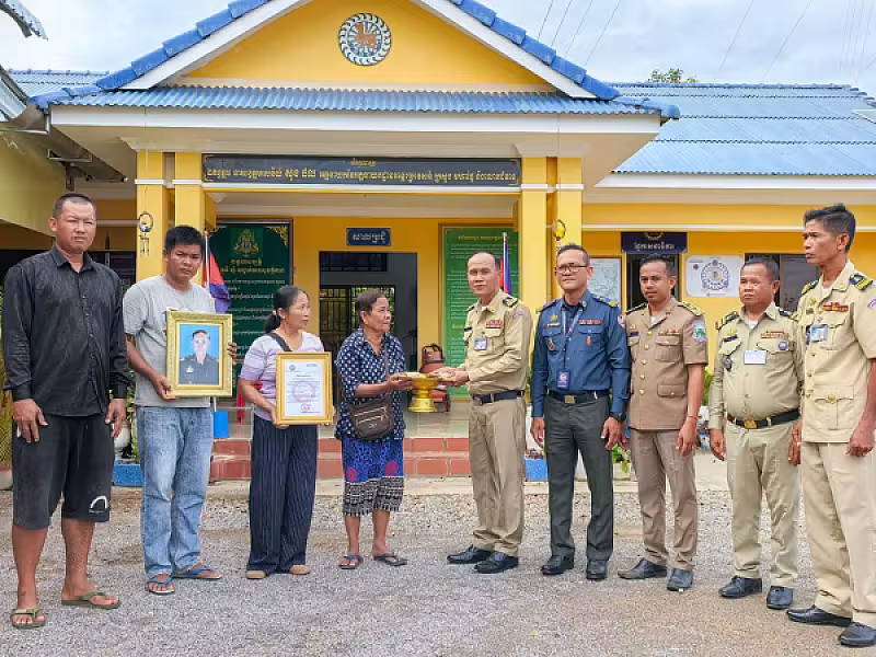 អ.ន.ក.ស្រុកបាណន់ ចុះប្រគល់ថវិកាបេឡាមរណសង្គ្រោះជូនគ្រួសារសពជាសមាជិក - Image 2