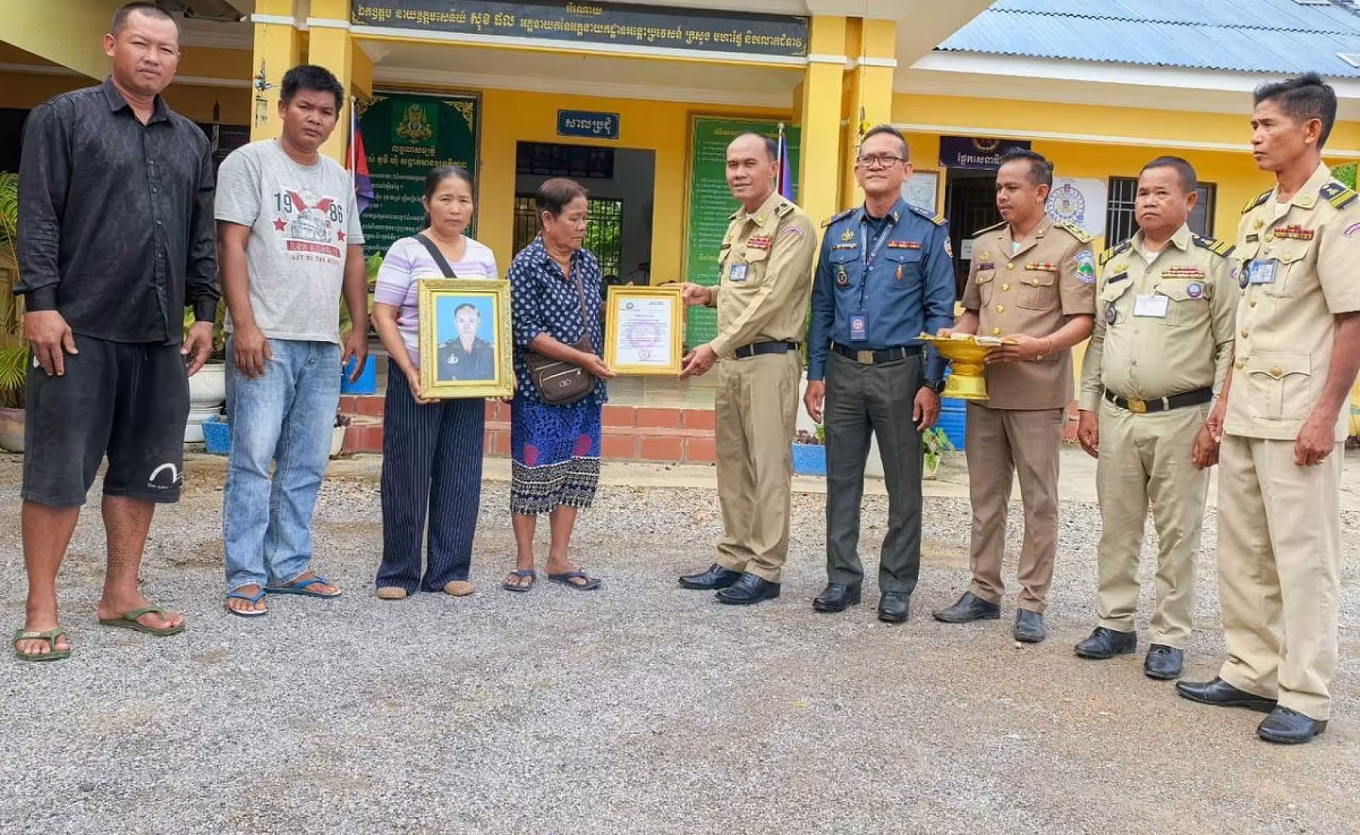 អ.ន.ក.ស្រុកបាណន់ ចុះប្រគល់ថវិកាបេឡាមរណសង្គ្រោះជូនគ្រួសារសពជាសមាជិក