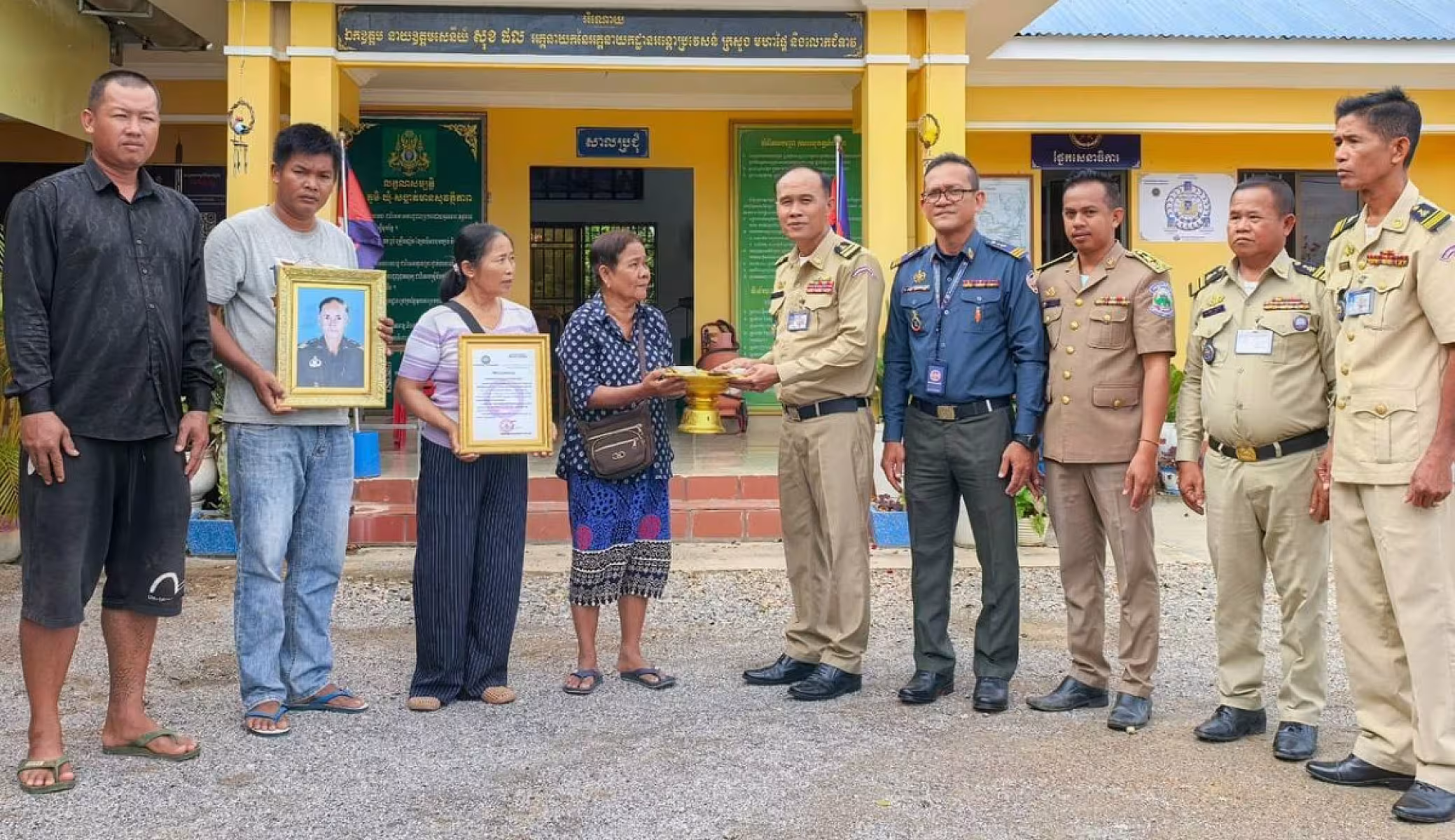 អ.ន.ក.ស្រុកបាណន់ ចុះប្រគល់ថវិកាបេឡាមរណសង្គ្រោះជូនគ្រួសារសពជាសមាជិក