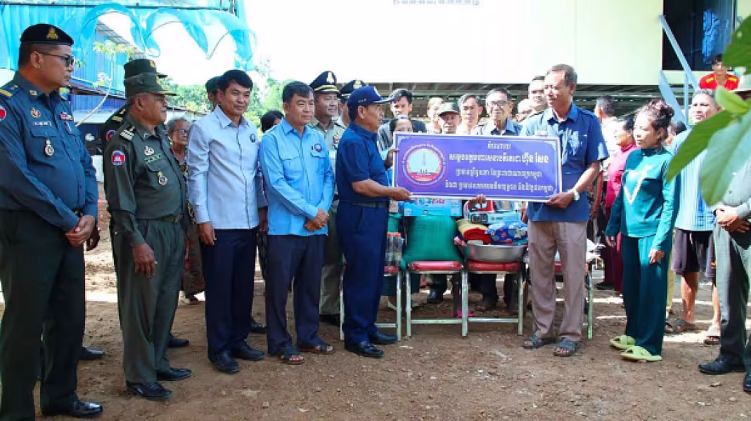 អ.ន.ក.ខេត្តកំពង់ធំ ប្រគល់ផ្ទះថ្មី ១ខ្នង ជាអំណោយរបស់សម្តេចតេជោ ហ៊ុន សែន ជូនសមាជិកមានជីវភាពទីទ័ល - Image 2