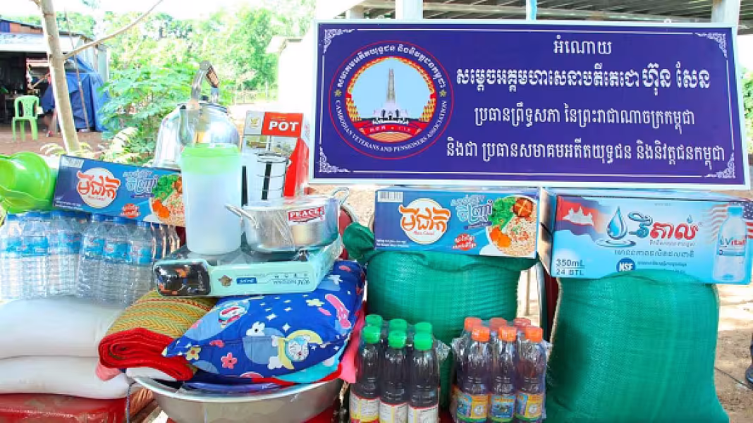 អ.ន.ក.ខេត្តកំពង់ធំ ប្រគល់ផ្ទះថ្មី ១ខ្នង ជាអំណោយរបស់សម្តេចតេជោ ហ៊ុន សែន ជូនសមាជិកមានជីវភាពទីទ័ល - Image 8