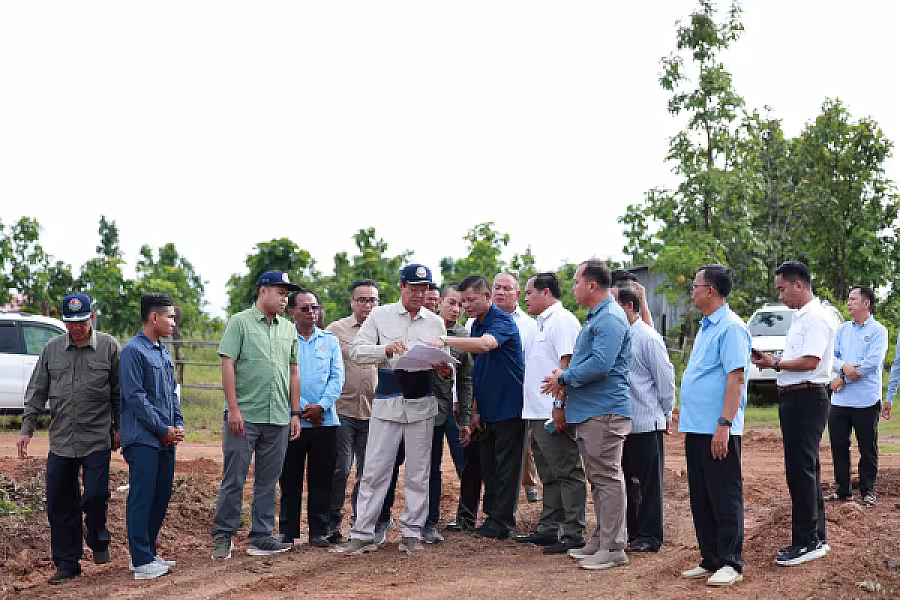 ឯកឧត្តម គន់ គីម អញ្ជើញចុះពិនិត្យទីតាំងដីសម្បទានសង្គមកិច្ចសម្រាប់សាងសង់ផ្ទះជូនអតីតយុទ្ធជន និងនិវត្តជន - Image 4