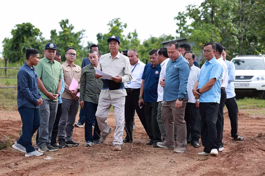 ឯកឧត្តម គន់ គីម អញ្ជើញចុះពិនិត្យទីតាំងដីសម្បទានសង្គមកិច្ចសម្រាប់សាងសង់ផ្ទះជូនអតីតយុទ្ធជន និងនិវត្តជន - Image 5
