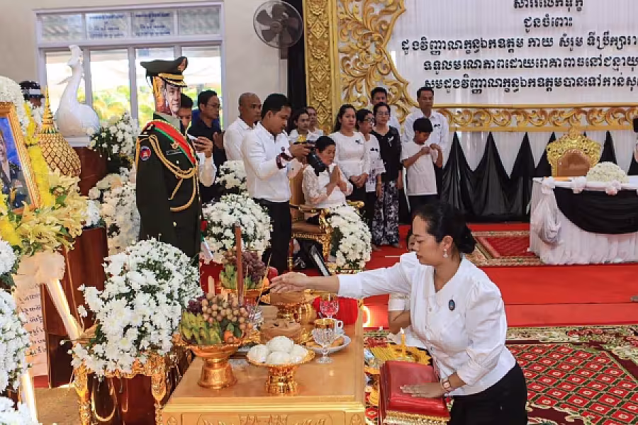 លោកជំទាវ ឈី វ៉ា អញ្ជើញដឹកនាំគណៈប្រតិភូ អ.ន.ក. នាំយកថវិកាបេឡាមរណសង្គ្រោះ និងអំណោយជូនគ្រួសារ ឯកឧត្តម កាយ សំរួម - Image 2