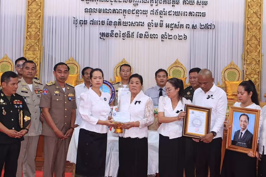 លោកជំទាវ ឈី វ៉ា អញ្ជើញដឹកនាំគណៈប្រតិភូ អ.ន.ក. នាំយកថវិកាបេឡាមរណសង្គ្រោះ និងអំណោយជូនគ្រួសារ ឯកឧត្តម កាយ សំរួម - Image 4