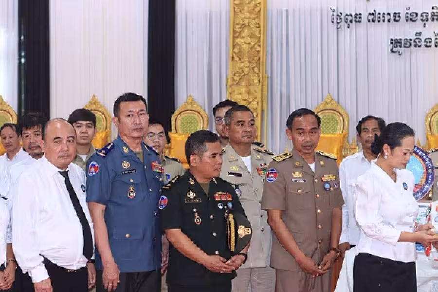 លោកជំទាវ ឈី វ៉ា អញ្ជើញដឹកនាំគណៈប្រតិភូ អ.ន.ក. នាំយកថវិកាបេឡាមរណសង្គ្រោះ និងអំណោយជូនគ្រួសារ ឯកឧត្តម កាយ សំរួម - Image 6