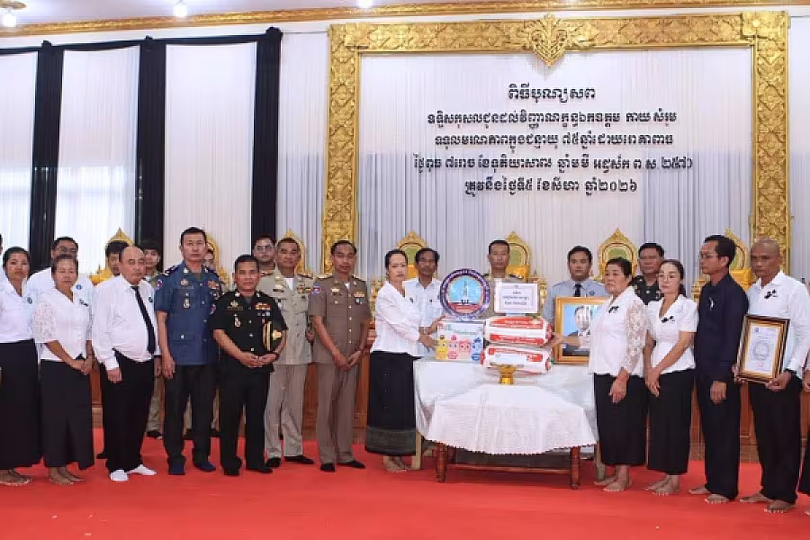 លោកជំទាវ ឈី វ៉ា អញ្ជើញដឹកនាំគណៈប្រតិភូ អ.ន.ក. នាំយកថវិកាបេឡាមរណសង្គ្រោះ និងអំណោយជូនគ្រួសារ ឯកឧត្តម កាយ សំរួម - Image 7