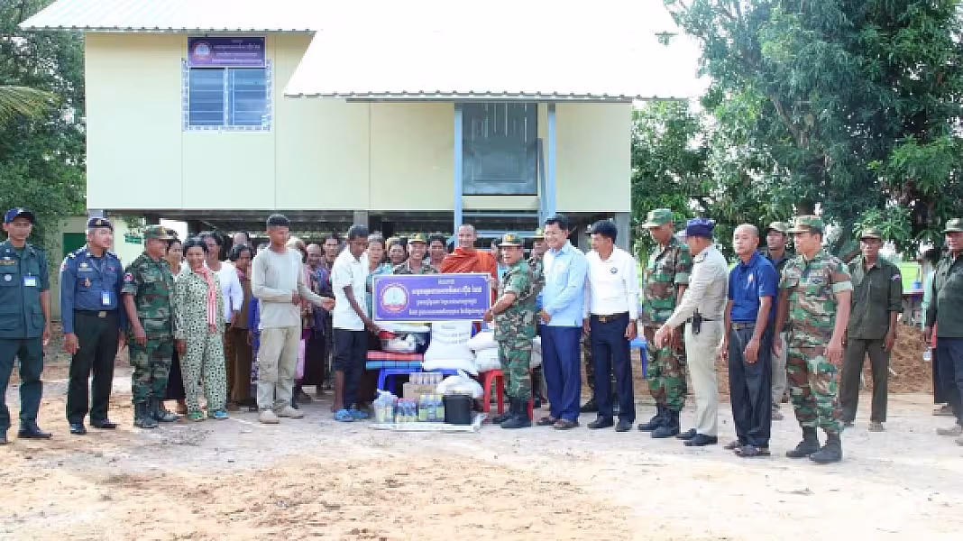 អ.ន.ក.ខេត្តកំពង់ធំ ប្រគល់ផ្ទះ១ខ្នង ជាអំណោយរបស់សម្តេចតេជោ ហ៊ុន សែន ជូនគ្រួសារអតីតយុទ្ធជន  - Image 2