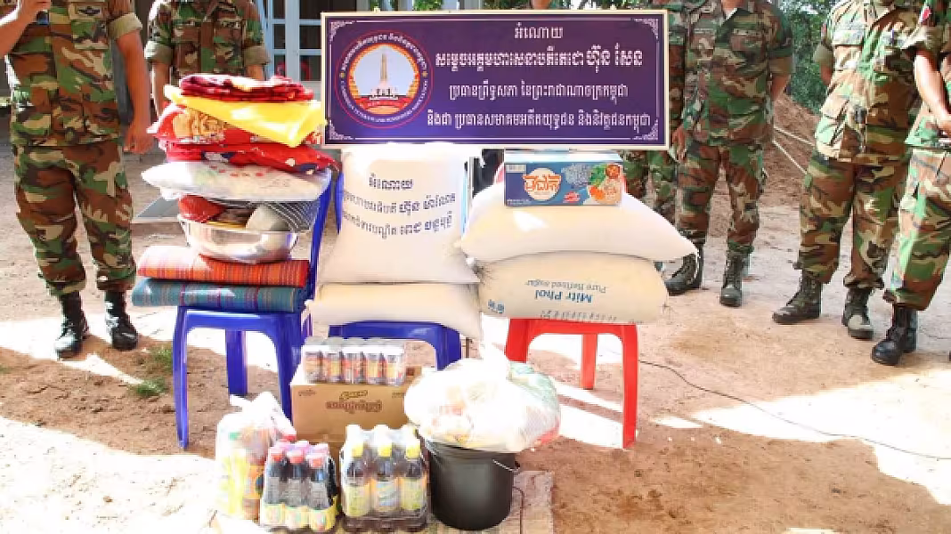 អ.ន.ក.ខេត្តកំពង់ធំ ប្រគល់ផ្ទះ១ខ្នង ជាអំណោយរបស់សម្តេចតេជោ ហ៊ុន សែន ជូនគ្រួសារអតីតយុទ្ធជន  - Image 3
