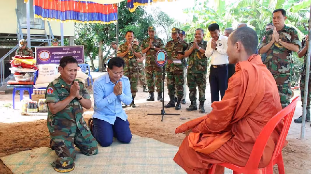 អ.ន.ក.ខេត្តកំពង់ធំ ប្រគល់ផ្ទះ១ខ្នង ជាអំណោយរបស់សម្តេចតេជោ ហ៊ុន សែន ជូនគ្រួសារអតីតយុទ្ធជន  - Image 5