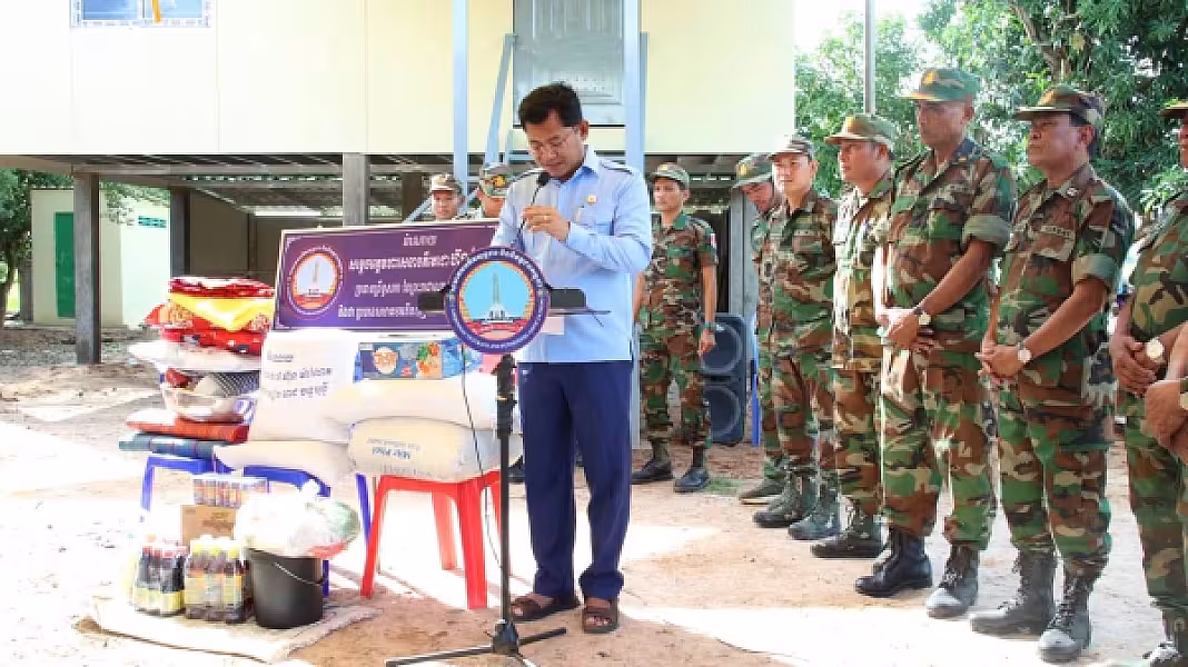 អ.ន.ក.ខេត្តកំពង់ធំ ប្រគល់ផ្ទះ១ខ្នង ជាអំណោយរបស់សម្តេចតេជោ ហ៊ុន សែន ជូនគ្រួសារអតីតយុទ្ធជន  - Image 6