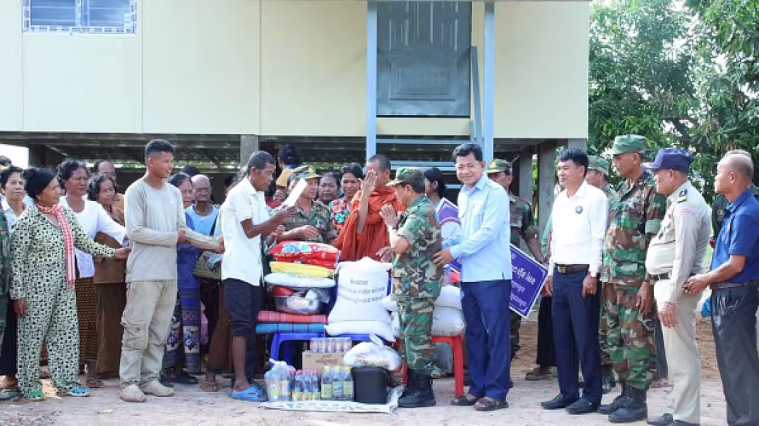 អ.ន.ក.ខេត្តកំពង់ធំ ប្រគល់ផ្ទះ១ខ្នង ជាអំណោយរបស់សម្តេចតេជោ ហ៊ុន សែន ជូនគ្រួសារអតីតយុទ្ធជន  - Image 9