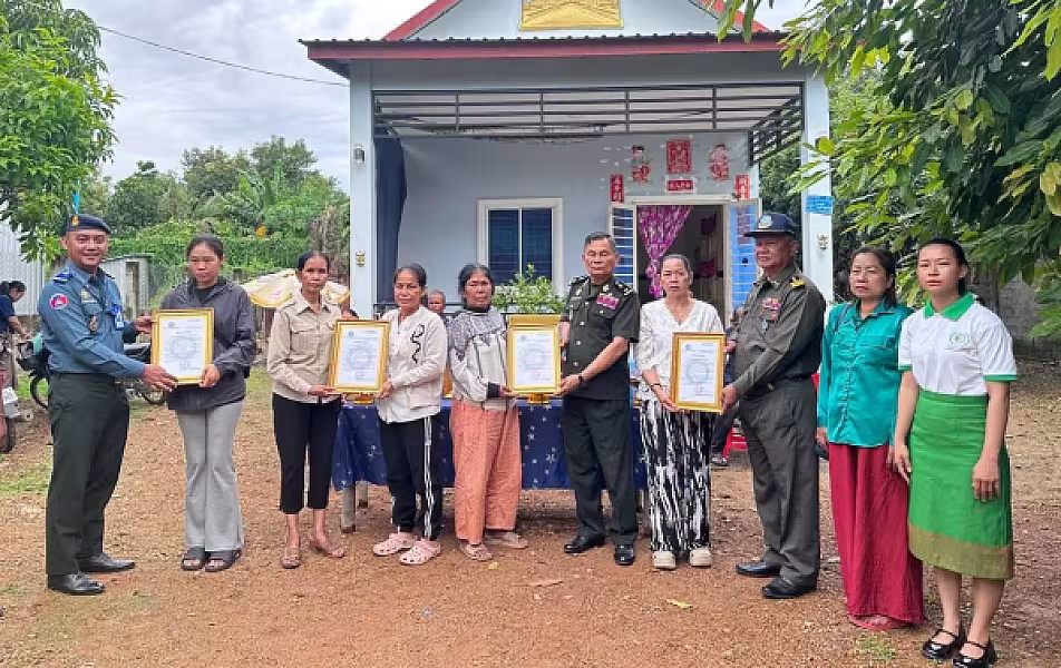 អ.ន.ក.ខេត្តកំពង់ឆ្នាំង ចុះប្រគល់ថវិកាបេឡាមរណសង្គ្រោះជូនគ្រួសារសពជាសមាជិក - Image 4
