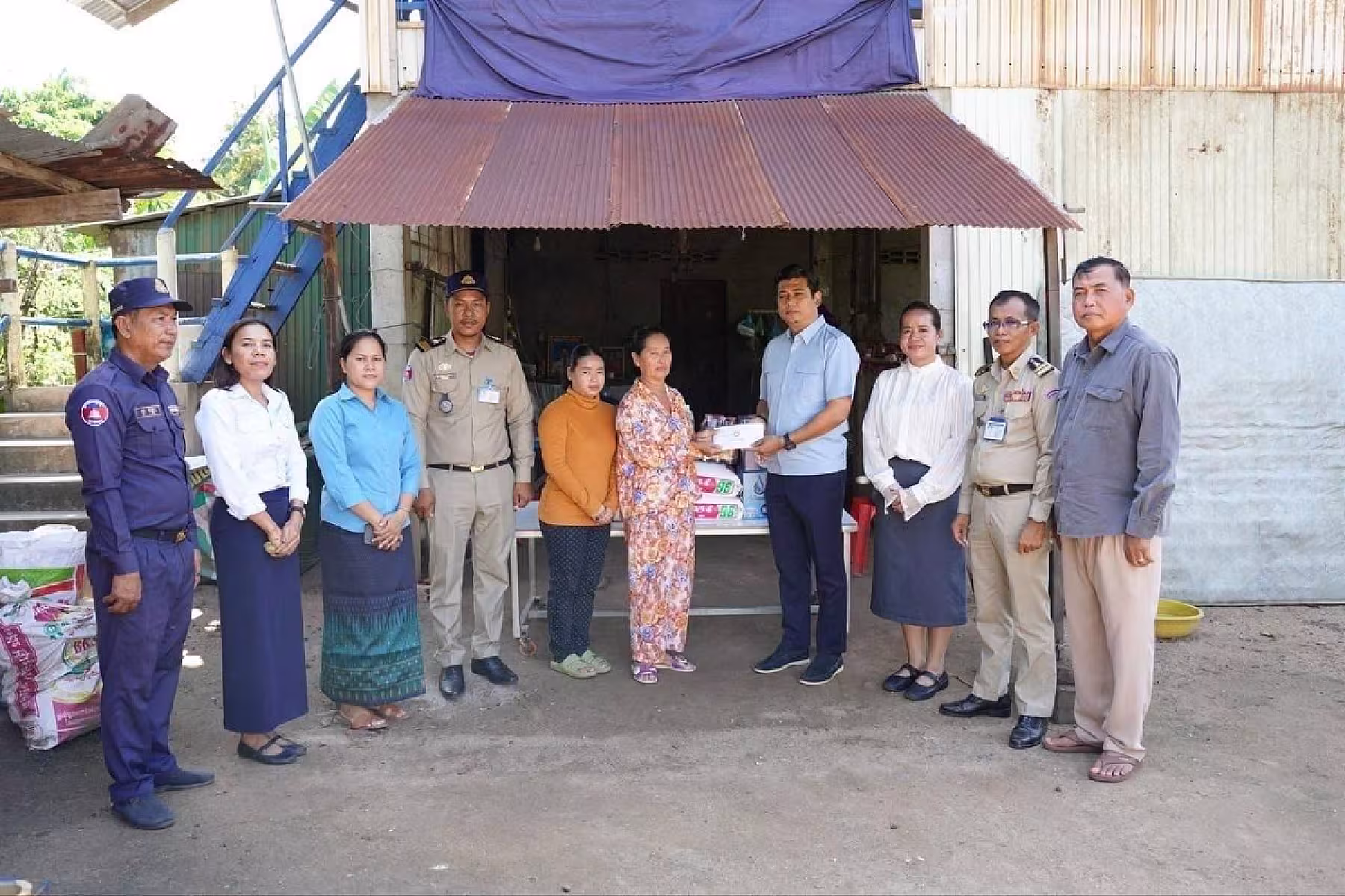 អ.ន.ក.ស្រុកលើកដែក ចុះប្រគល់ថវិកាបេឡាមរណសង្គ្រោះជូនគ្រួសារសពជាសមាជិក