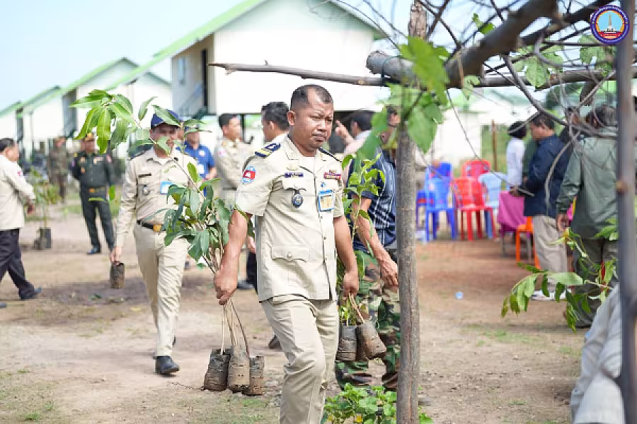 អ.ន.ក. ខេត្តត្បូងឃ្មុំ ចុះសួរសុខទុក្ខ និងចែកកូនឈើហូបផ្លែជូនអតីតយុទ្ធមិត្តឆ្នាំ១៩៧៨ នៅស្រុកមេមត់ - Image 9