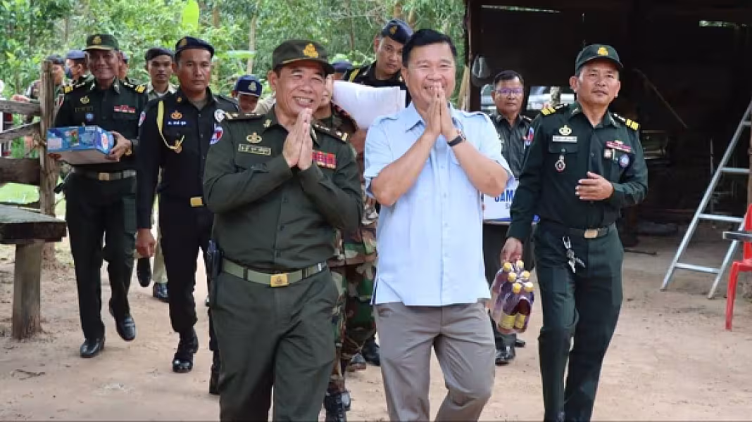 ឧត្តមសេនីយ៍​ត្រី​ នូវ​ សំអុល​ ចុះសាកសួរសុខទុក្ខ និងនាំយកអំណោយជូនអតីតយុទ្ធជនចំនួន ៤គ្រួសារ នៅស្រុកកំពង់សិលា