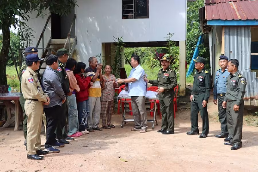 ឧត្តមសេនីយ៍​ត្រី​ នូវ​ សំអុល​ ចុះសាកសួរសុខទុក្ខ និងនាំយកអំណោយជូនអតីតយុទ្ធជនចំនួន ៤គ្រួសារ នៅស្រុកកំពង់សិលា - Image 2