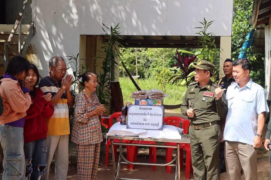 ឧត្តមសេនីយ៍​ត្រី​ នូវ​ សំអុល​ ចុះសាកសួរសុខទុក្ខ និងនាំយកអំណោយជូនអតីតយុទ្ធជនចំនួន ៤គ្រួសារ នៅស្រុកកំពង់សិលា - Image 5