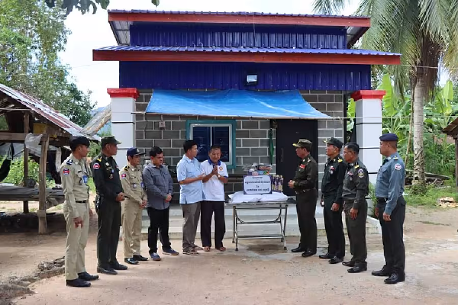 ឧត្តមសេនីយ៍​ត្រី​ នូវ​ សំអុល​ ចុះសាកសួរសុខទុក្ខ និងនាំយកអំណោយជូនអតីតយុទ្ធជនចំនួន ៤គ្រួសារ នៅស្រុកកំពង់សិលា - Image 6