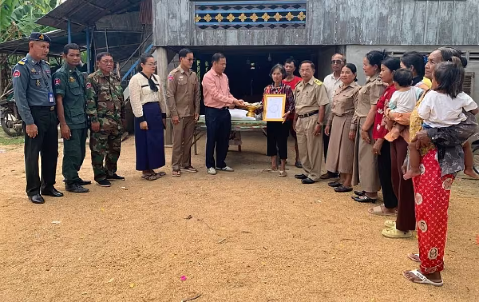 អ.ន.ក.ស្រុកកោះអណ្តែត ចុះប្រគល់ថវិកាបេឡាមរណសង្គ្រោះជូនគ្រួសារសពជាសមាជិក
