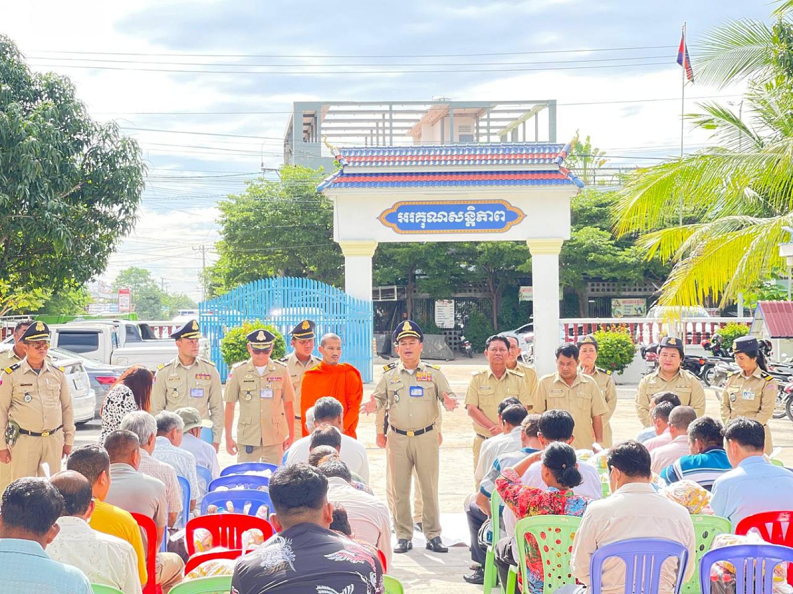 តំណាង ស.អ.ក.រាជធានីភ្នំពេញចុះជួបសំណេះសំណាលសាកសួរសុខទុក្ខអតីតយុទ្ធជន២៦គ្រួសារនៅសង្កាត់ព្រៃស