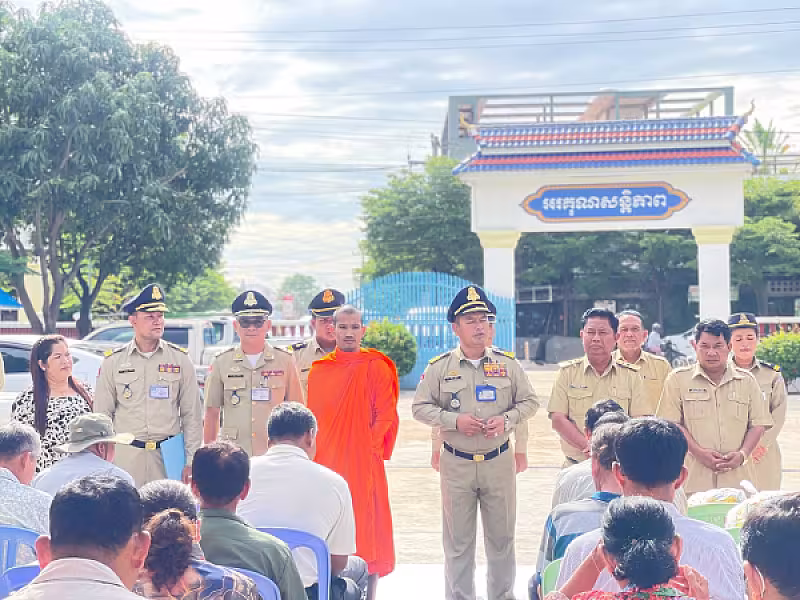 តំណាង ស.អ.ក.រាជធានីភ្នំពេញចុះជួបសំណេះសំណាលសាកសួរសុខទុក្ខអតីតយុទ្ធជន២៦គ្រួសារនៅសង្កាត់ព្រៃស - Image 2