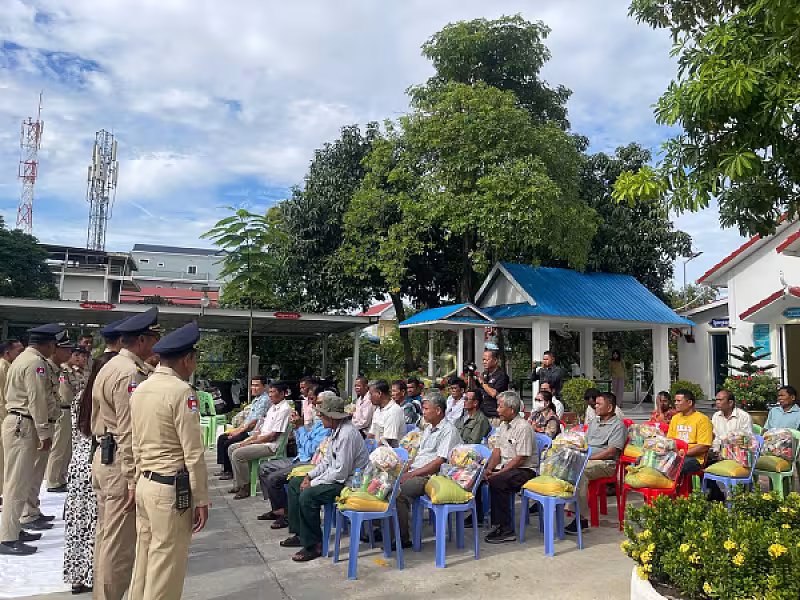 តំណាង ស.អ.ក.រាជធានីភ្នំពេញចុះជួបសំណេះសំណាលសាកសួរសុខទុក្ខអតីតយុទ្ធជន២៦គ្រួសារនៅសង្កាត់ព្រៃស - Image 4