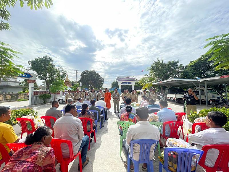 តំណាង ស.អ.ក.រាជធានីភ្នំពេញចុះជួបសំណេះសំណាលសាកសួរសុខទុក្ខអតីតយុទ្ធជន២៦គ្រួសារនៅសង្កាត់ព្រៃស - Image 5